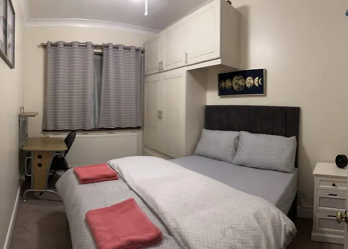 Amazing 4 Bedrooms Family Home With Free Parking