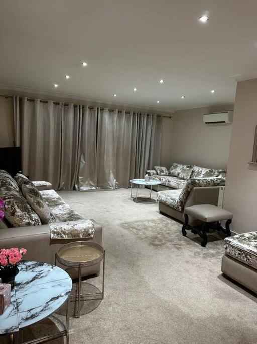 Amazing 4 Bedrooms Family With Free Parking *