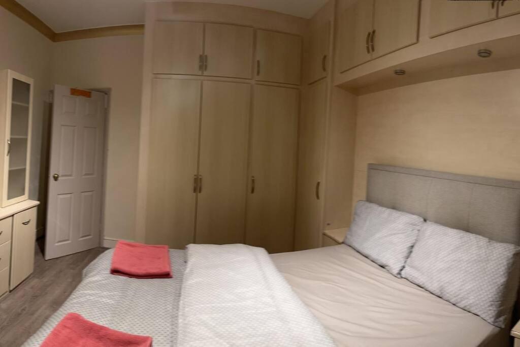 Amazing 4 Bedrooms Family With Free Parking * Romford