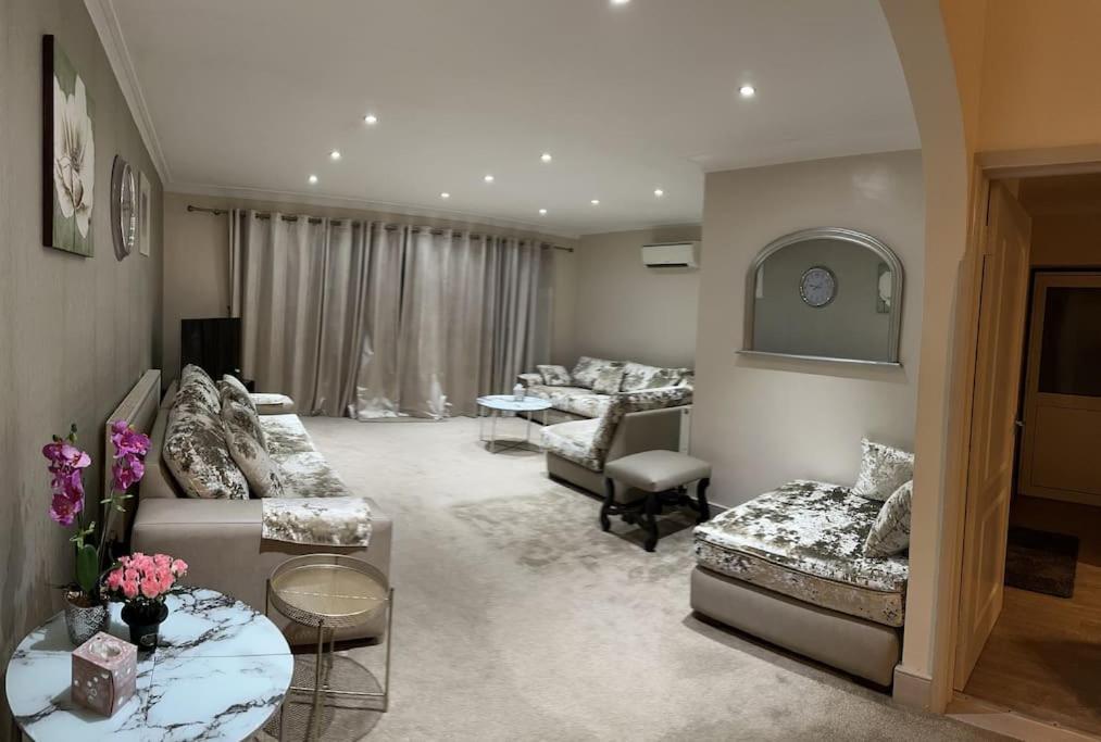 Amazing 4 Bedrooms Family With Free Parking
