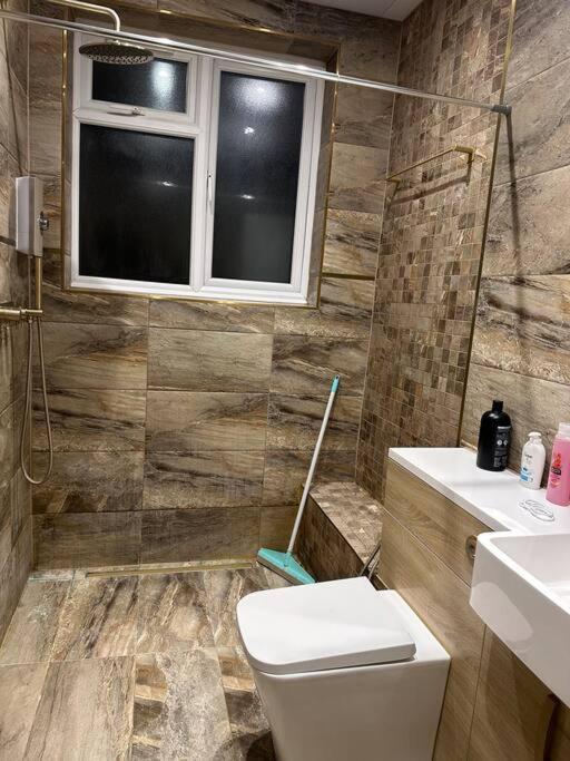 Amazing 4 Bedrooms Family With Free Parking