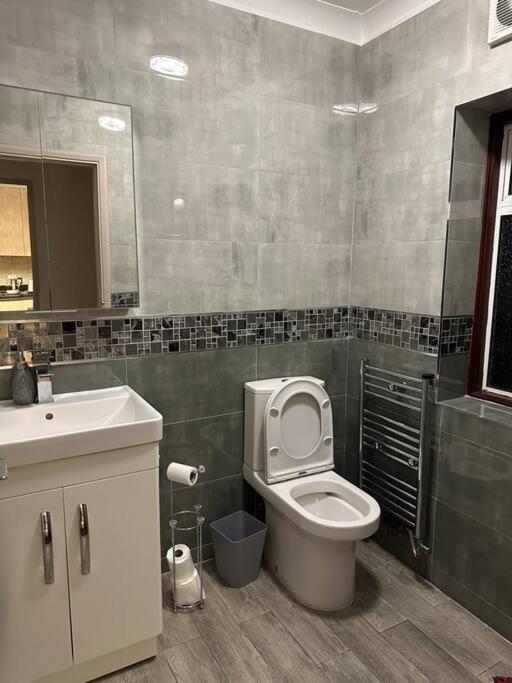 Amazing 4 Bedrooms Family With Free Parking Ferienhaus Romford