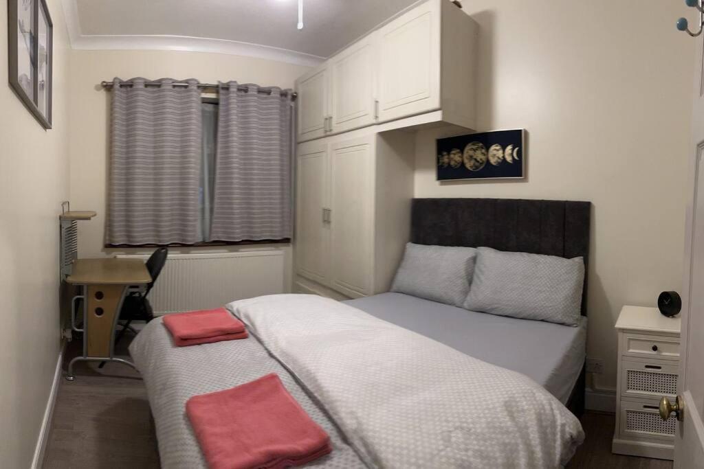 Ferienhaus Amazing 4 Bedrooms Family With Free Parking *