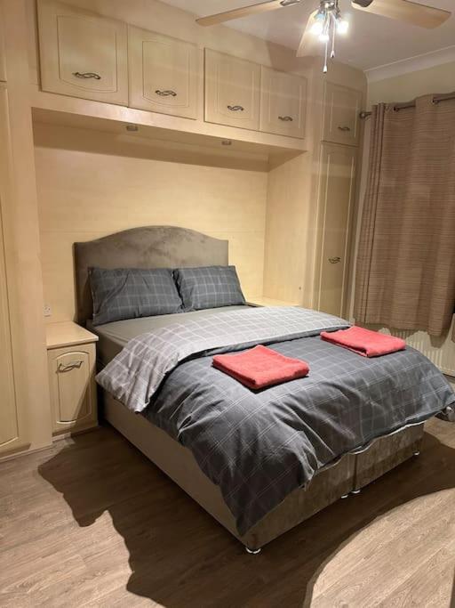 Ferienhaus Amazing 4 Bedrooms Family With Free Parking