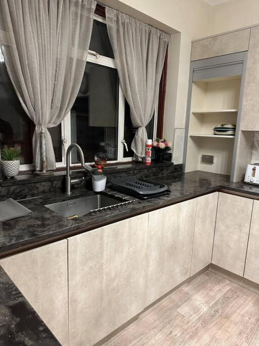 Amazing 4 Bedrooms Family With Free Parking