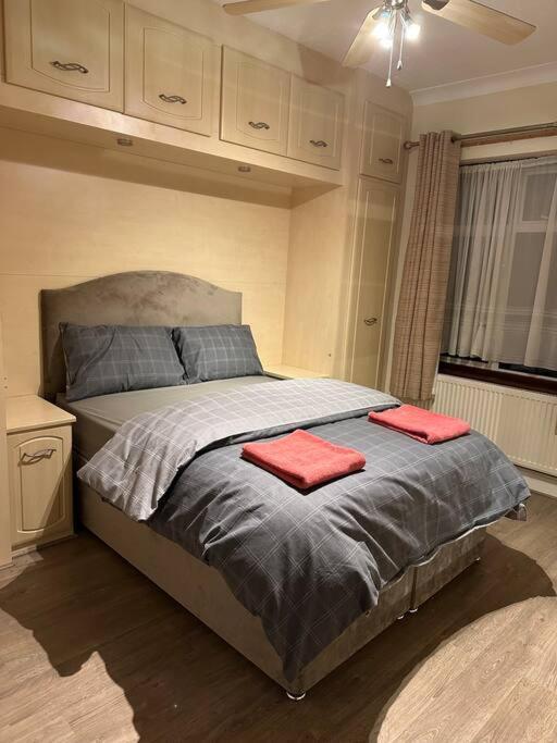 Ferienhaus Amazing 4 Bedrooms Family With Free Parking